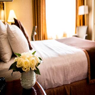 THE LORD NELSON HOTEL & SUITES
